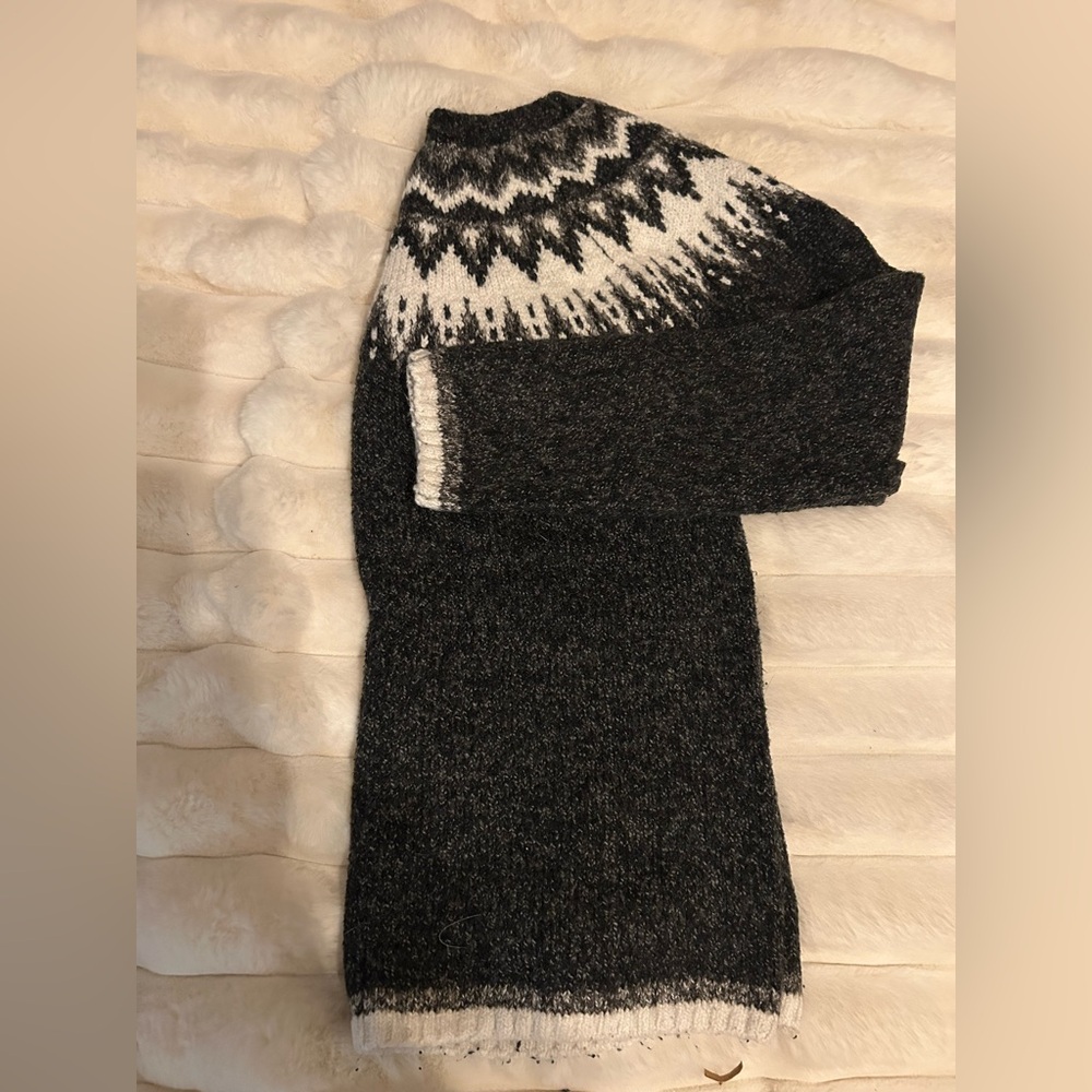 Wind River Black and White Cozy sweater